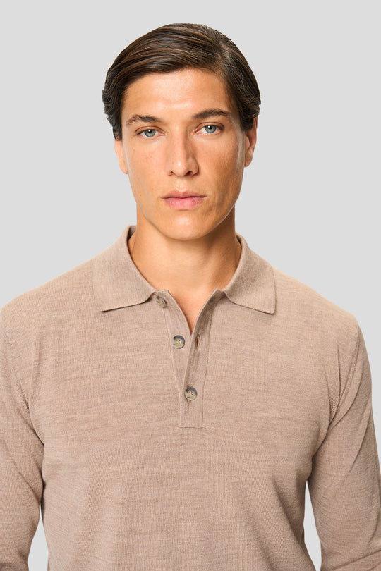 Sandfarbenes Merino-Langarm-Poloshirt mit Knöpfen