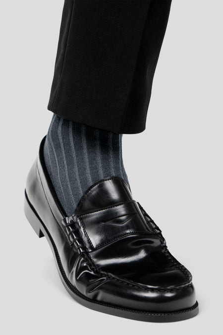Graue gerippte Socken