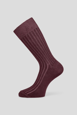 Bordeauxrote gerippte Socken