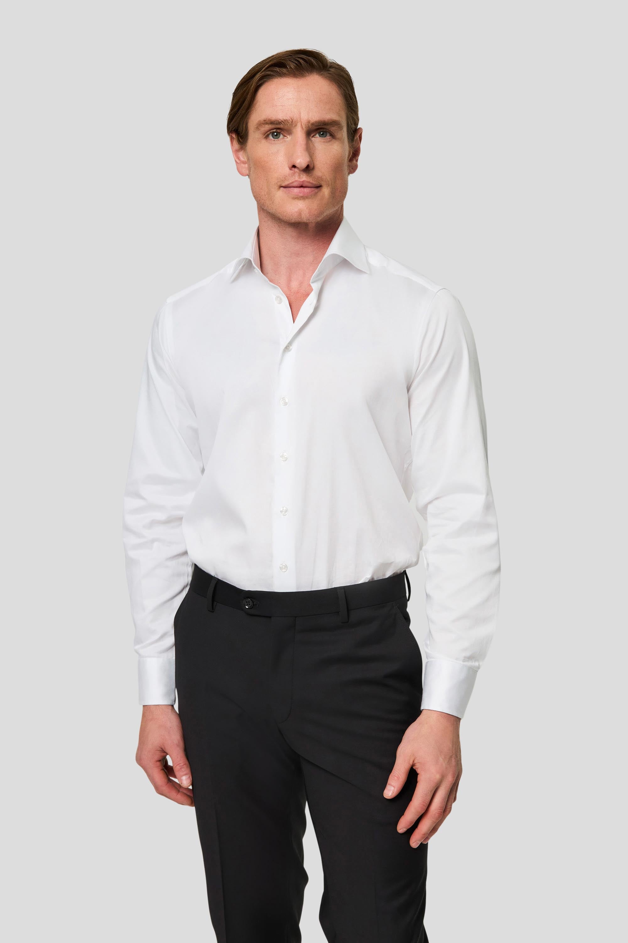 Hvid skjorte på model forfra