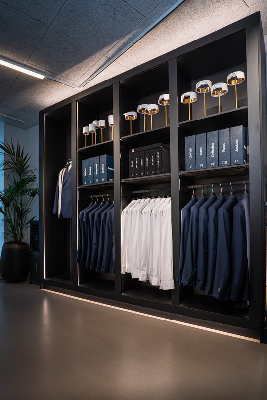 SUIT CLUB butik med udvalg af jakkesæt og skjorter til design af eget jakkesæt.
